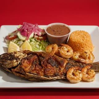 Pescado Frito con Camarones