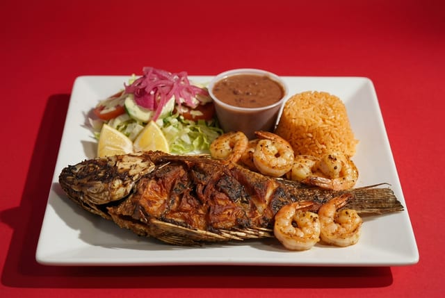 Pescado Frito con Camarones.